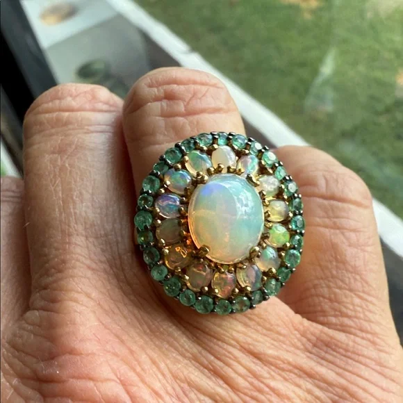 Opulent Opal and Green Gemstone Ring - Picture 4 of 11